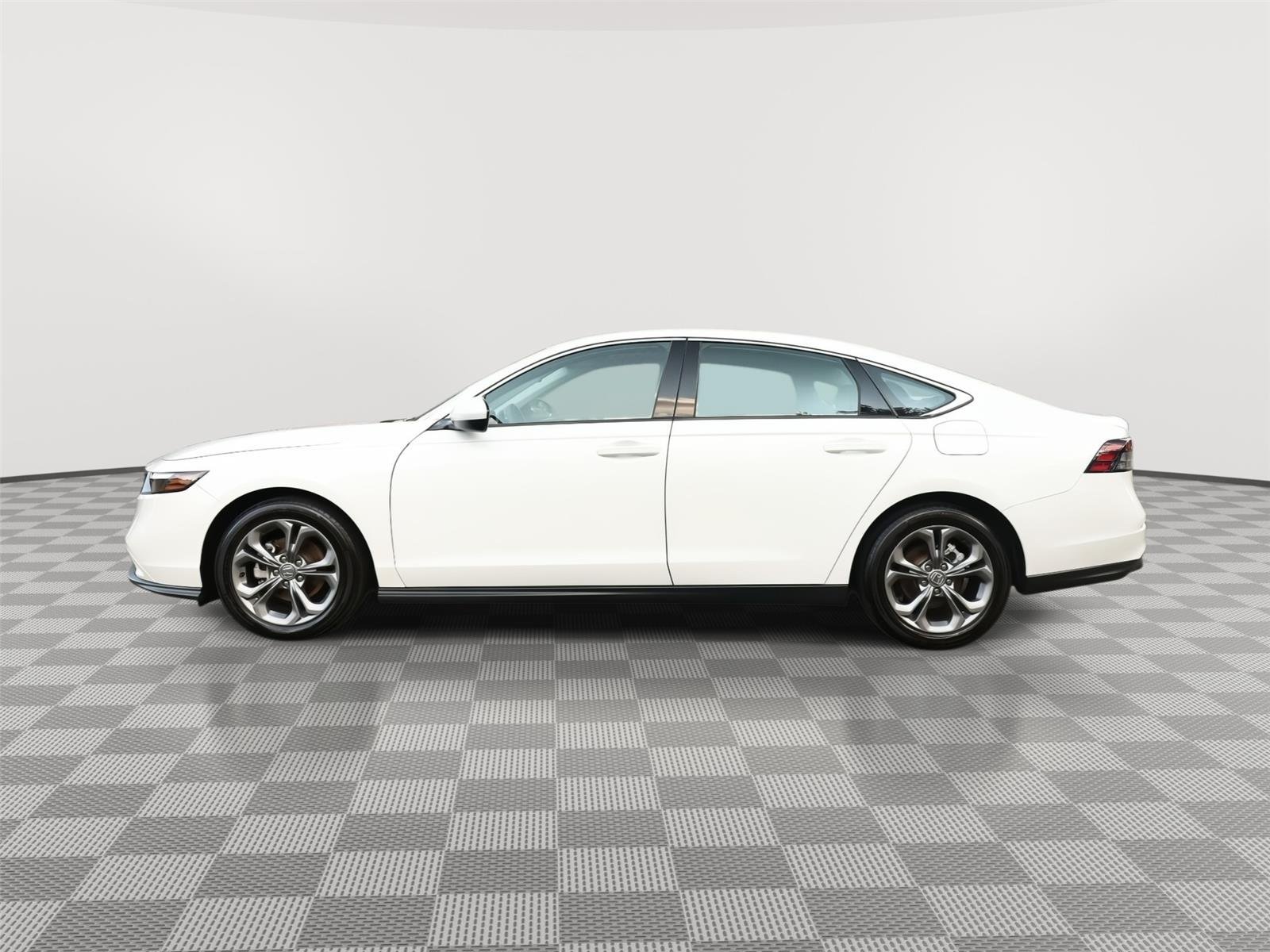 Used 2024 Platinum White Pearl Honda EX image 4