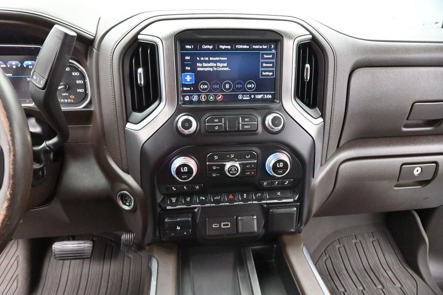 Used 2022 White Frost Tricoat GMC Denali image 30