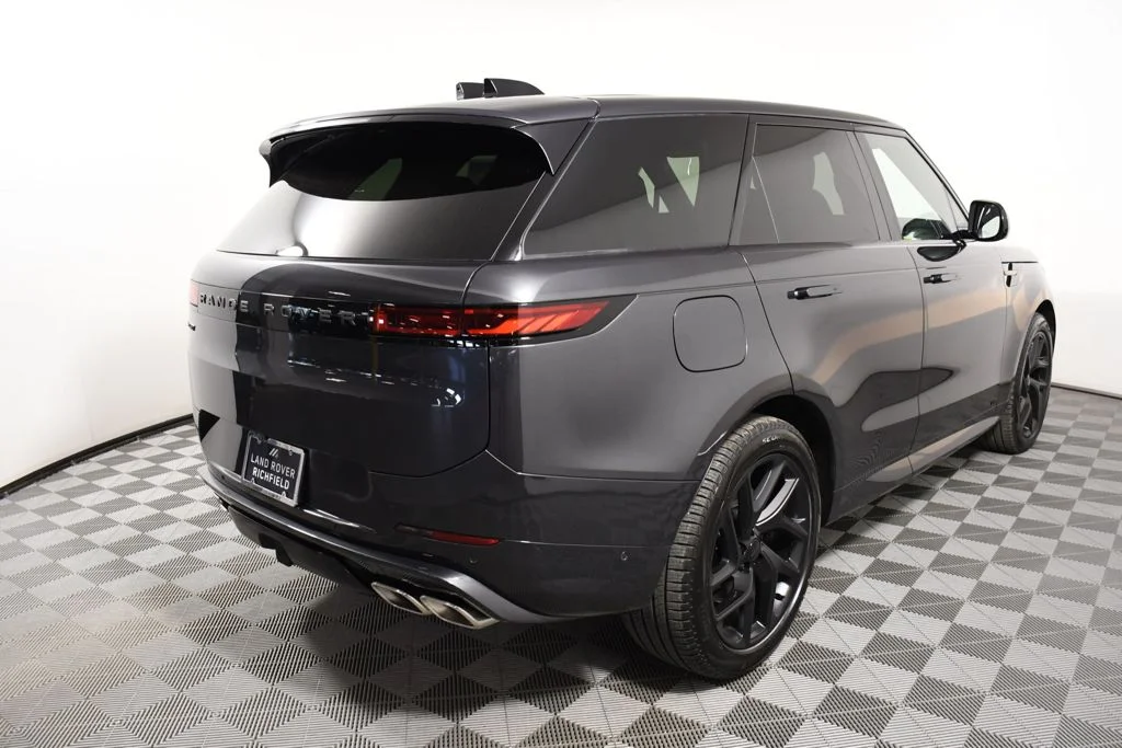 New 2026 Carpathian Gry Land Rover Dynamic SE image 6
