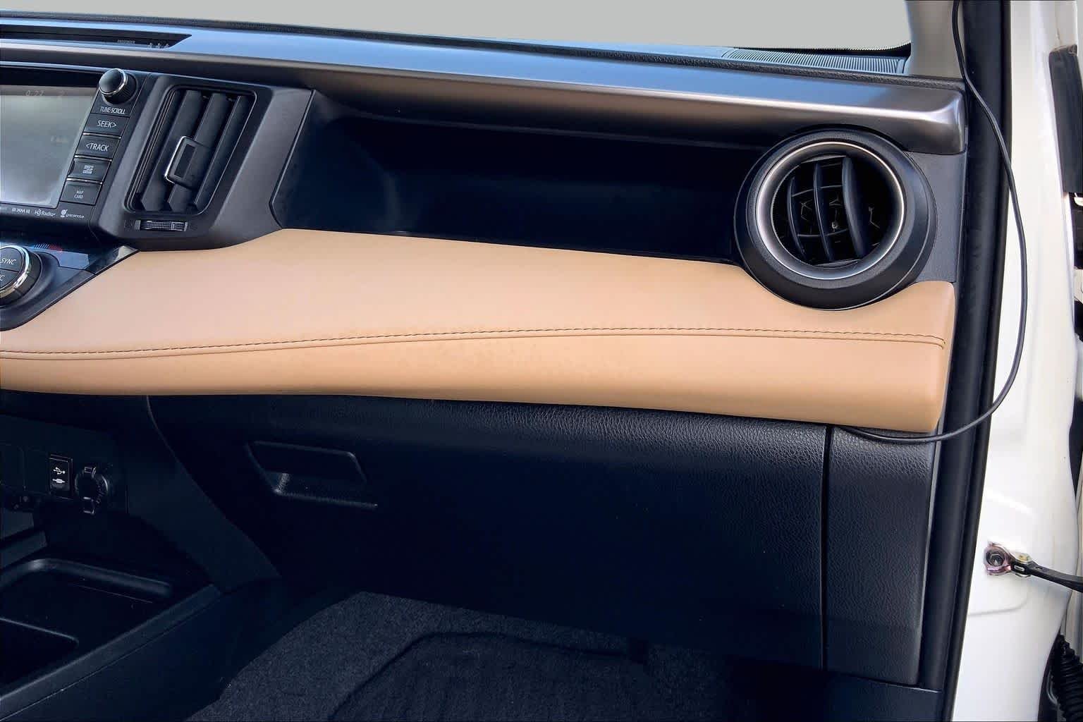 Used 2018 Super White Toyota XLE image 18