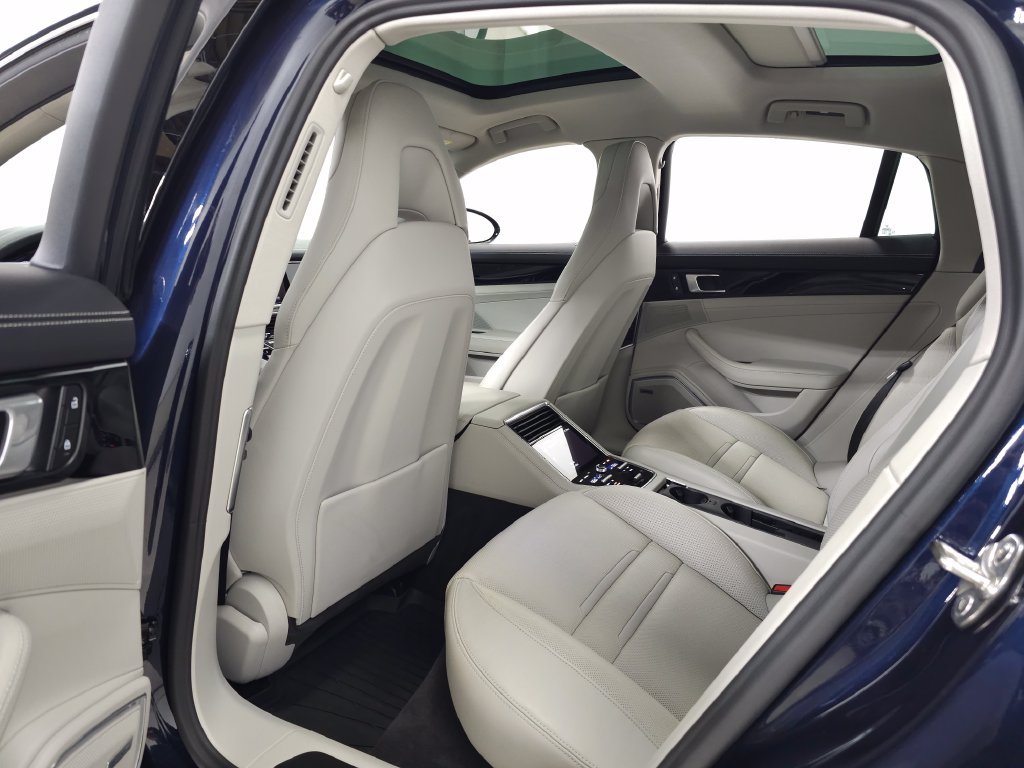 Used 2022  Porsche 4S image 34
