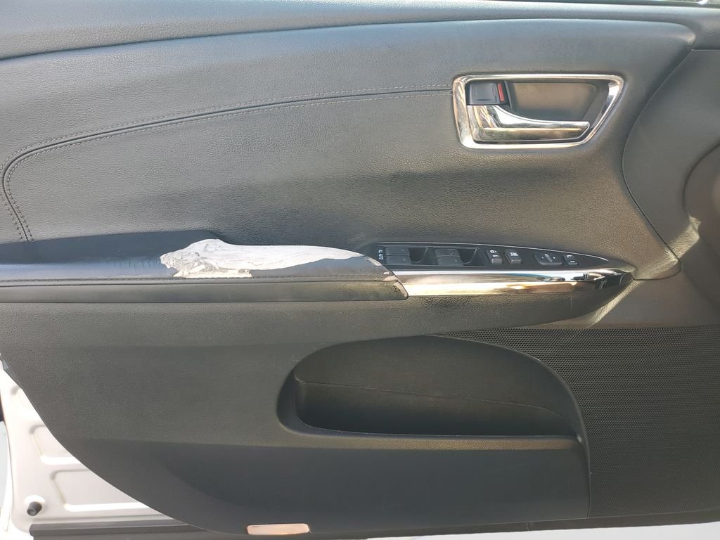 Used 2014 Silver Toyota XLE image 18