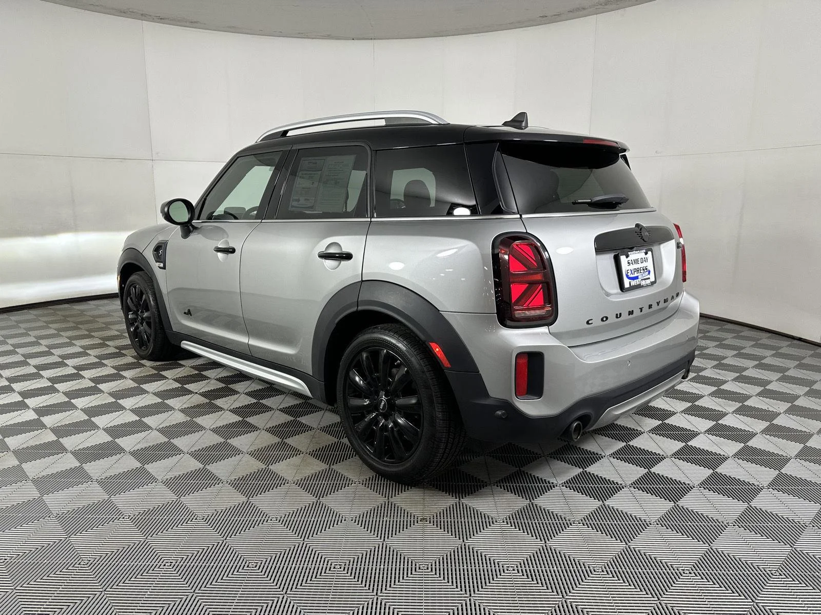 Used 2024 Melting Silver III Metallic MINI Cooper S image 6