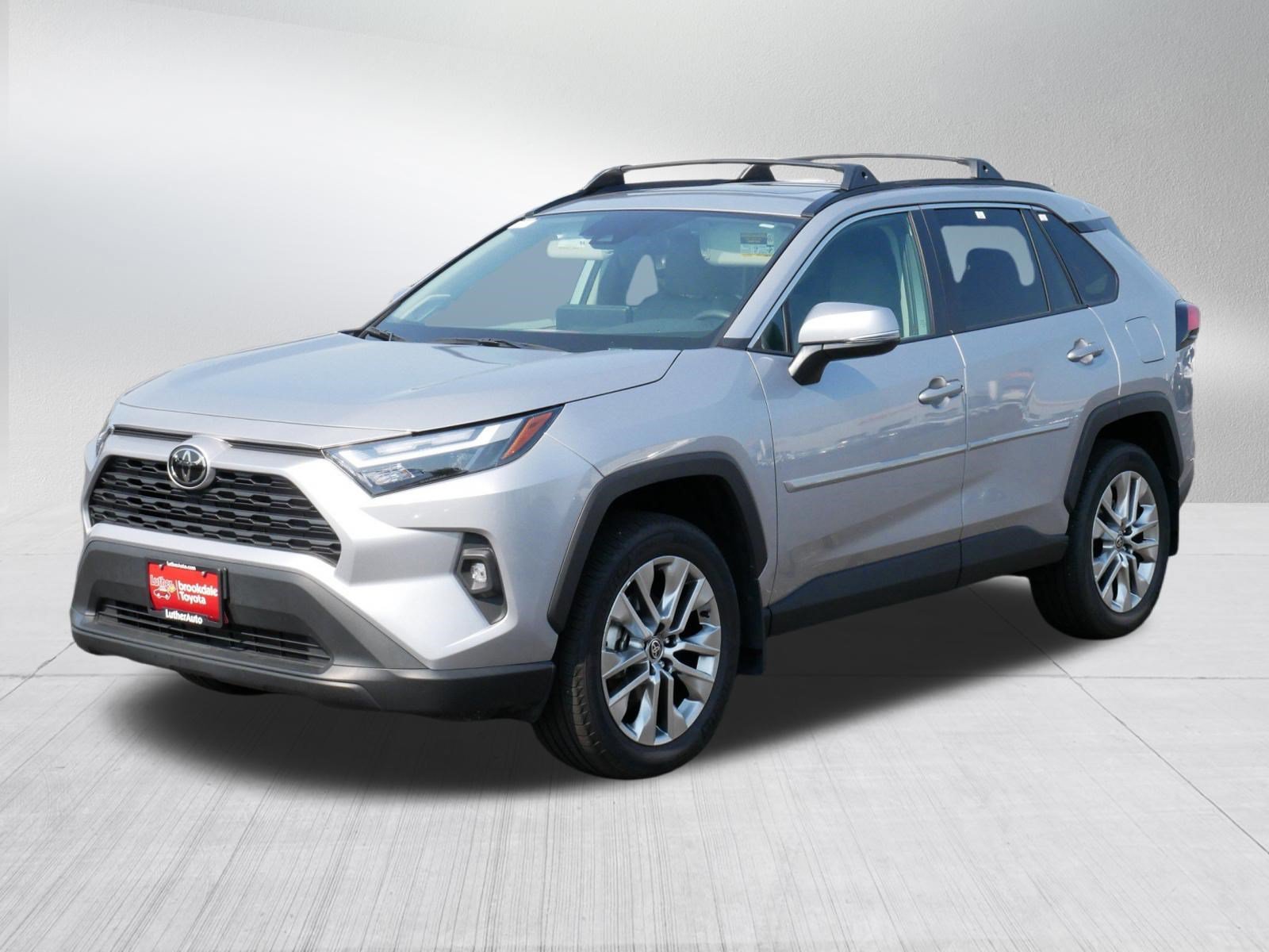 Certified Used 2025 SILVER SKY METALLIC Toyota XLE Premium image 3