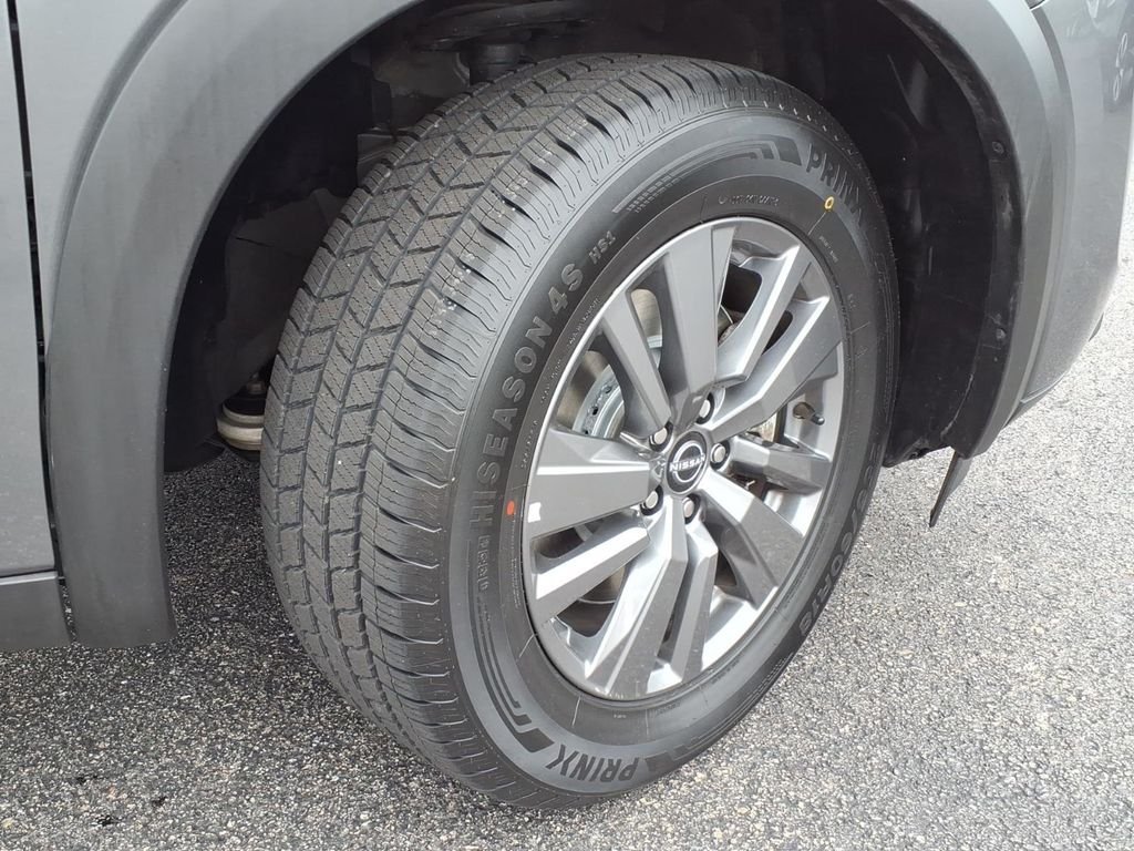 Used 2025 Gun Metallic Nissan SV v6 w/3rd row seating & remote start image 26