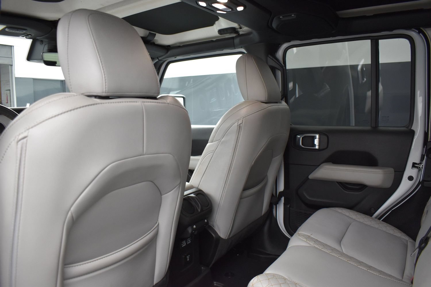 Used 2022 Bright White Clearcoat Jeep Unlimited High Altitude image 10