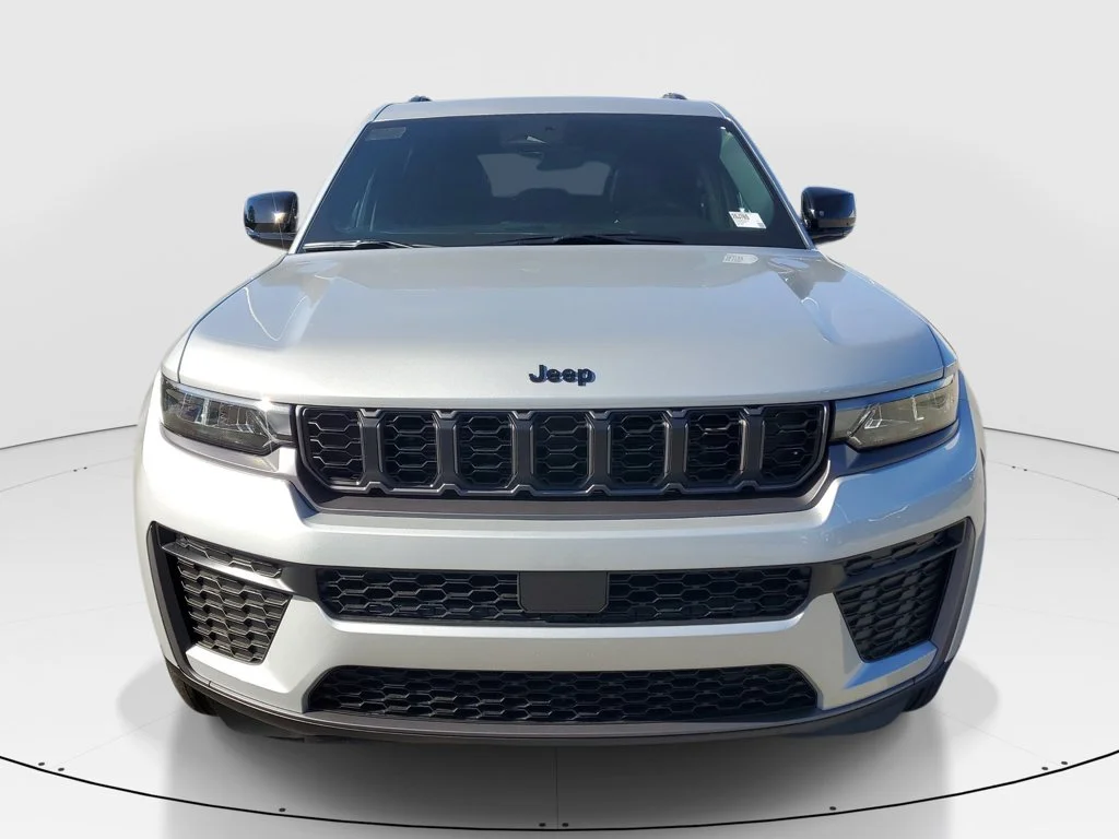 New 2026 Silver Zynith Exterior Paint Jeep Altitude image 9