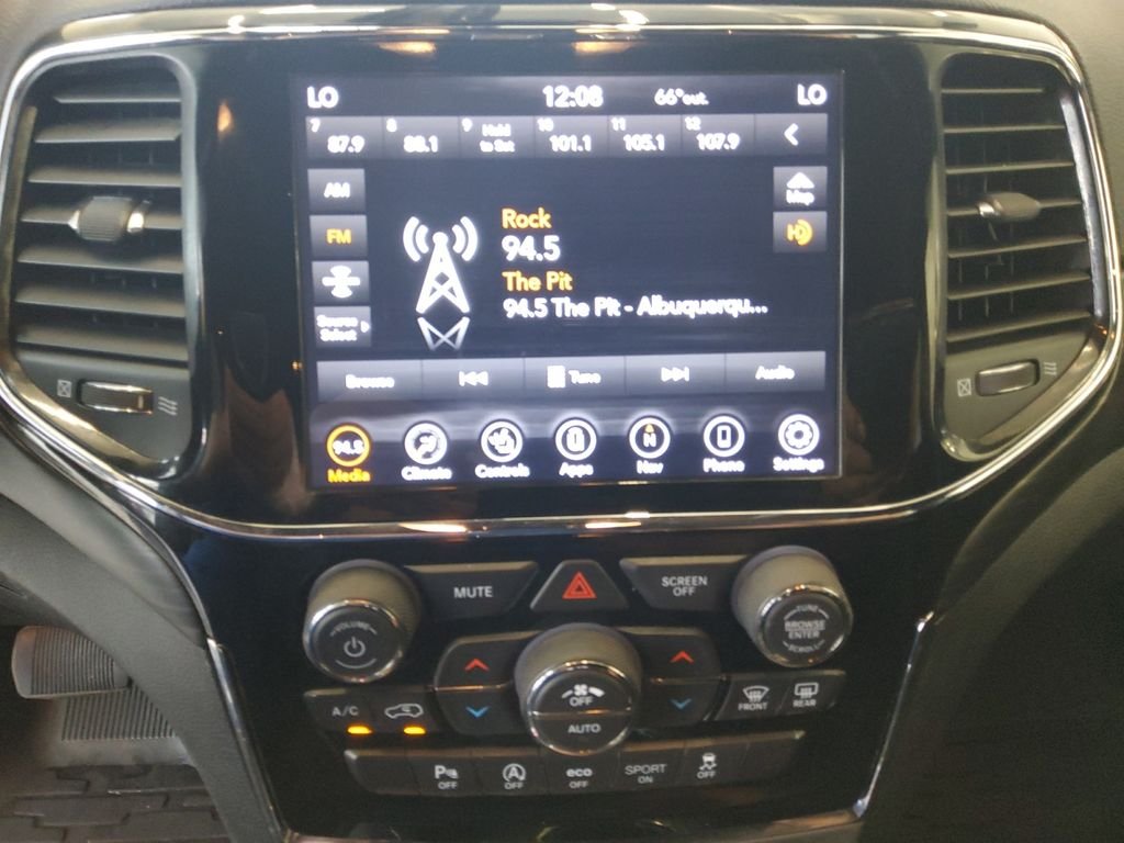 Used 2020 White Jeep Laredo image 11