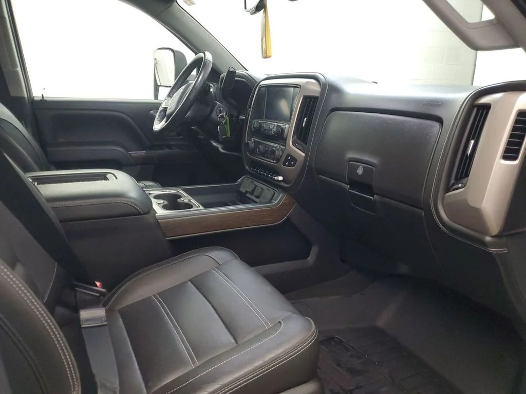 Used 2018 White Frost Tricoat GMC Denali image 12