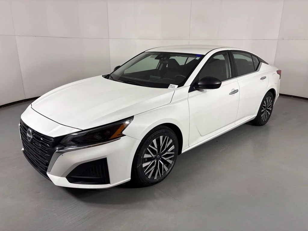 Used 2024 White Nissan 2.5 SV image 4