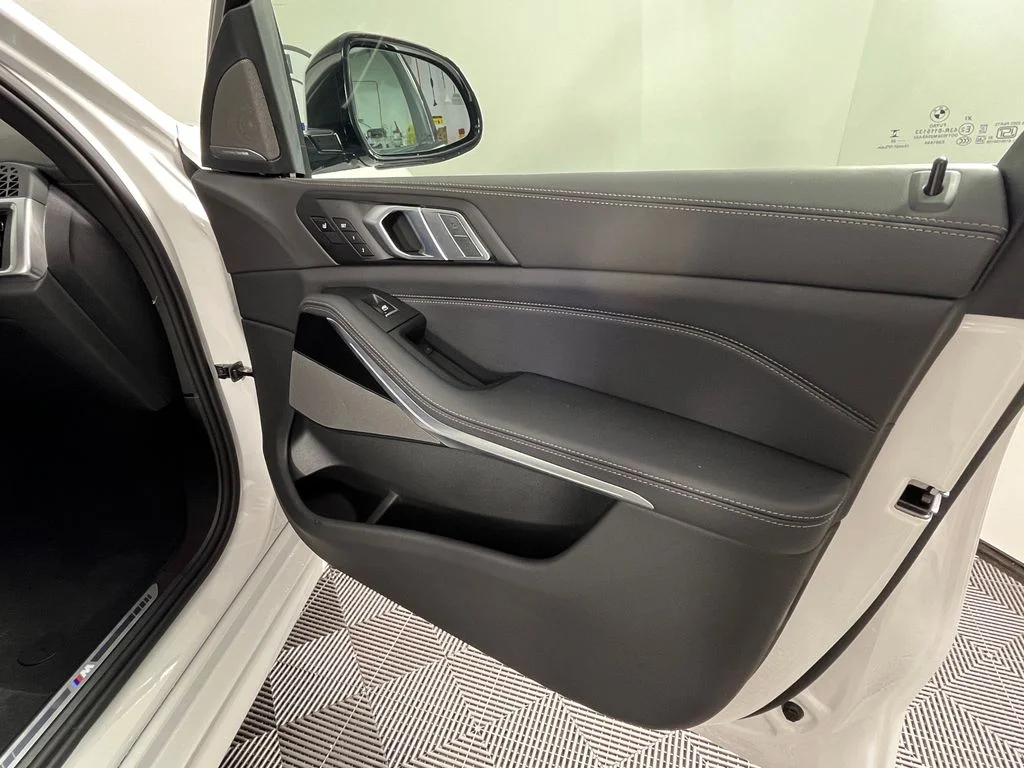 Used 2027 White Metallic BMW xDrive40i image 27