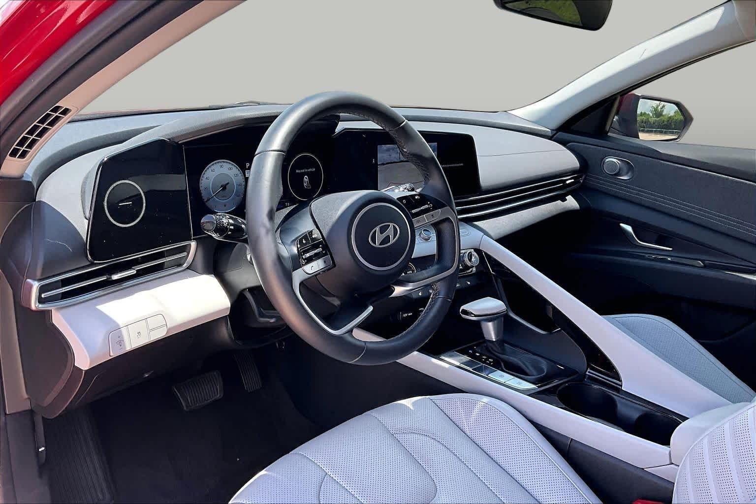 2025 Hyundai Elantra Limited - Photo 15