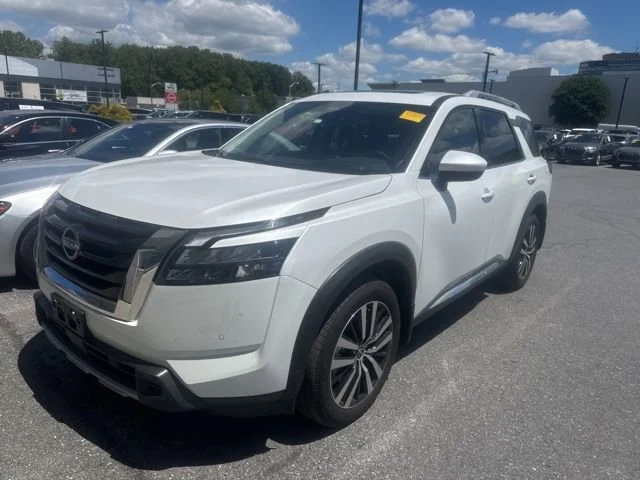 2025 Nissan Pathfinder Platinum 4WD's photo