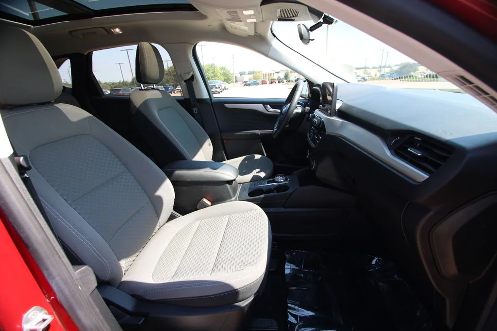 Used 2021 Red Ford SE image 8