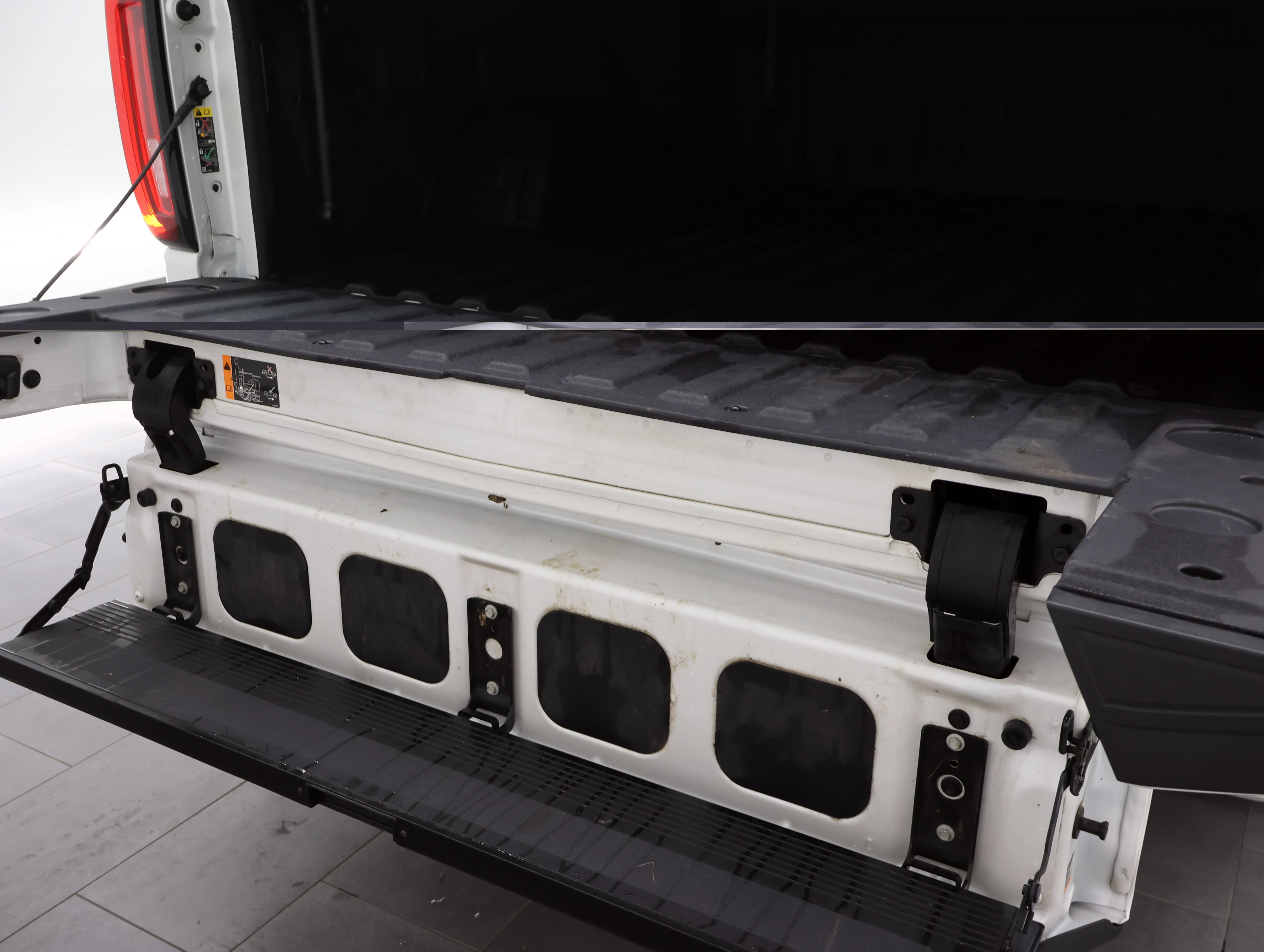 Used 2022 White Frost Tricoat GMC Denali image 33