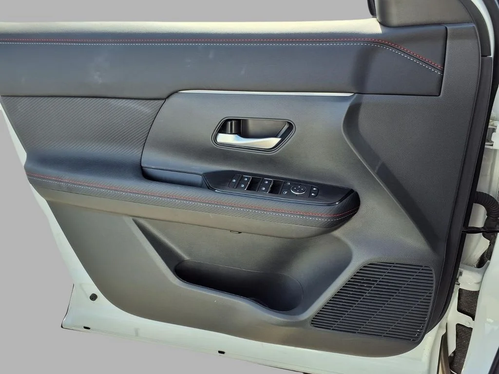 Used 2025 White Nissan SR image 19
