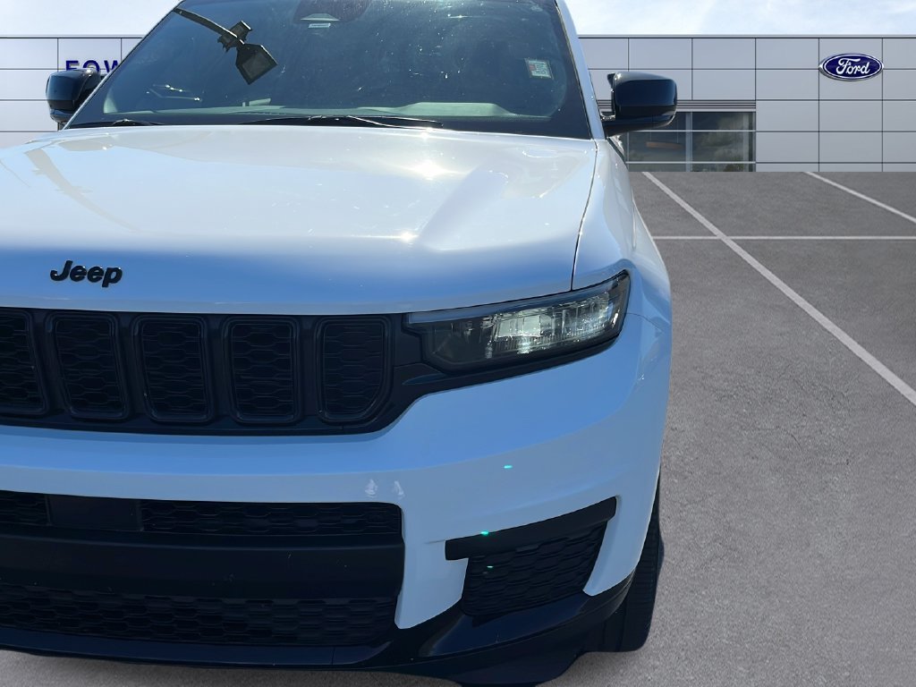 Used 2023 White Jeep Altitude image 32