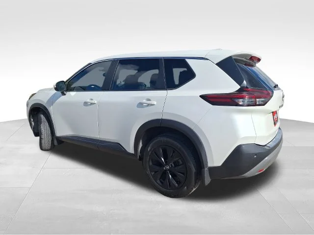 Used 2022 White Nissan SV image 5
