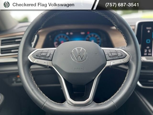 Used 2025 Pure White Volkswagen 2.0T SE w/Technology image 34