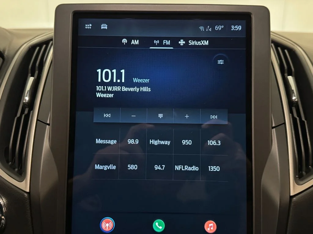 New 2024 Black Ford SE image 9