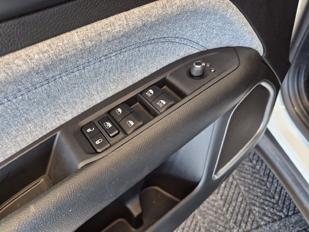 Used 2025 White Jeep Latitude image 14