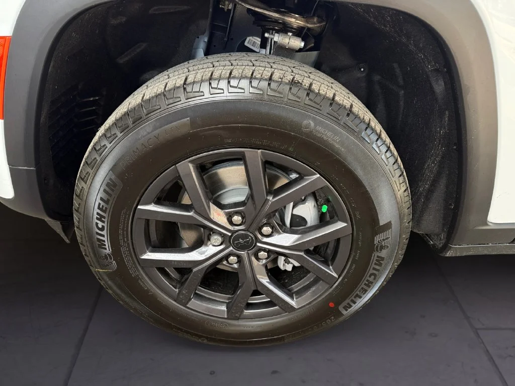 New 2027 White/off-white Jeep Laredo Altitude image 9