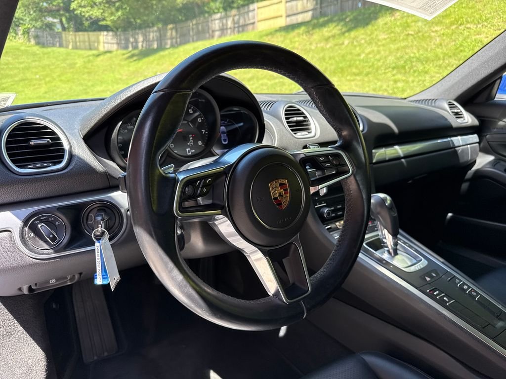 Used 2017  Porsche Base image 14