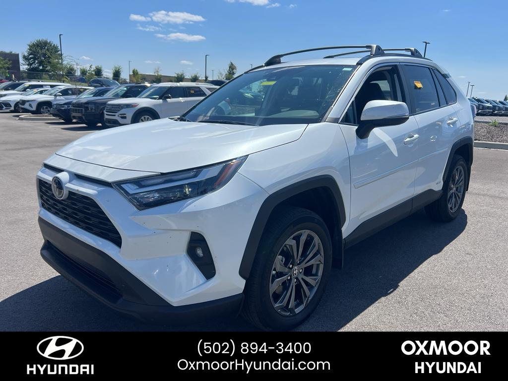 Used 2025 Wind Chill Pearl Toyota Hybrid XLE Premium image 3