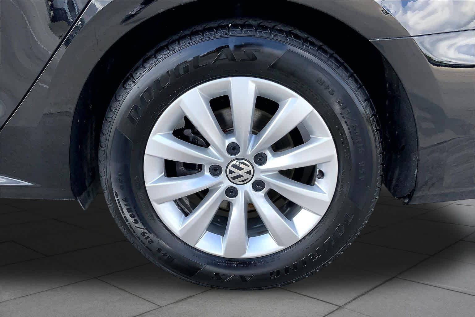 Used 2015 Candy White Volkswagen 1.8T S image 11