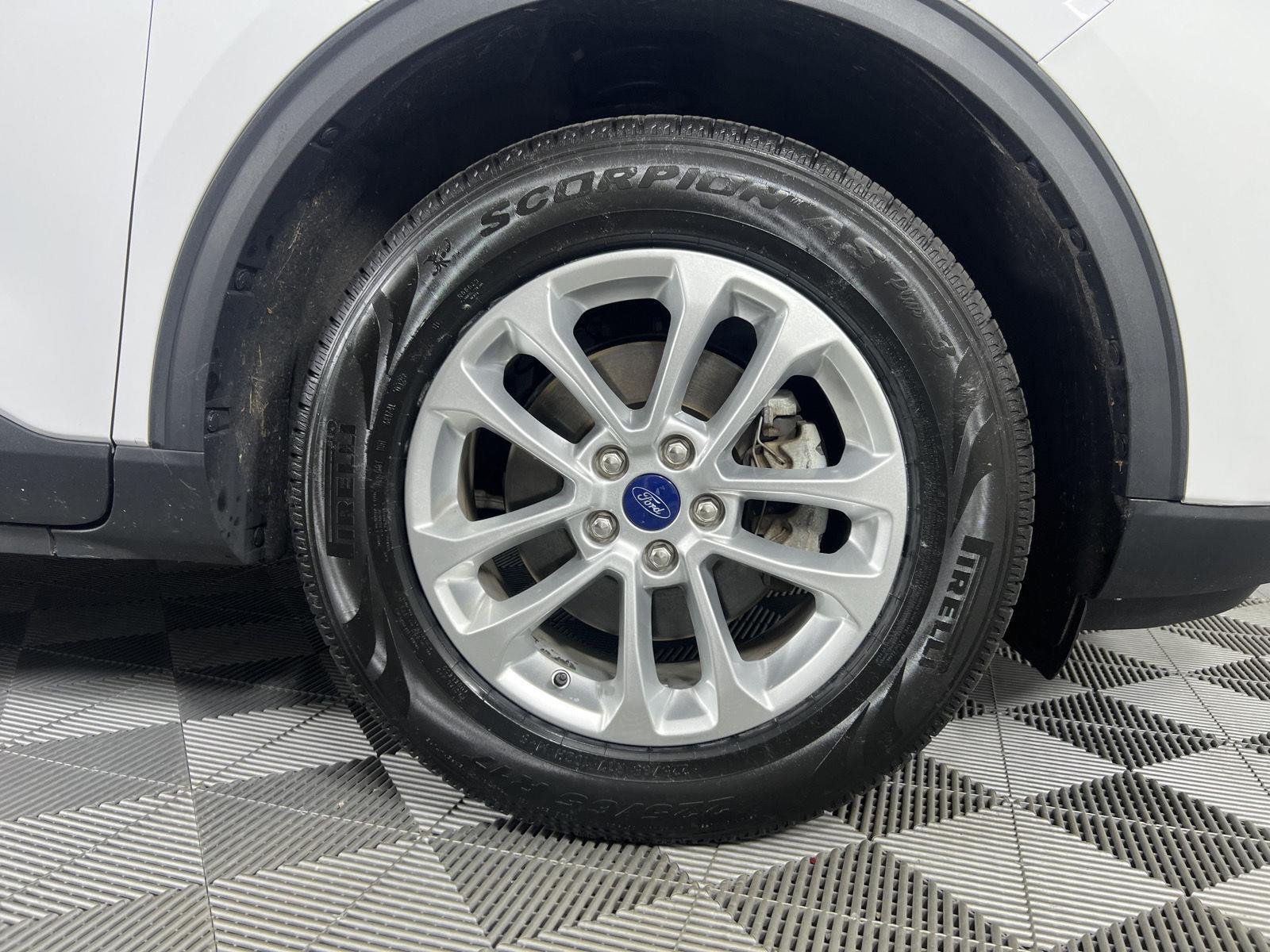 Used 2022 Oxford White Ford SE image 12