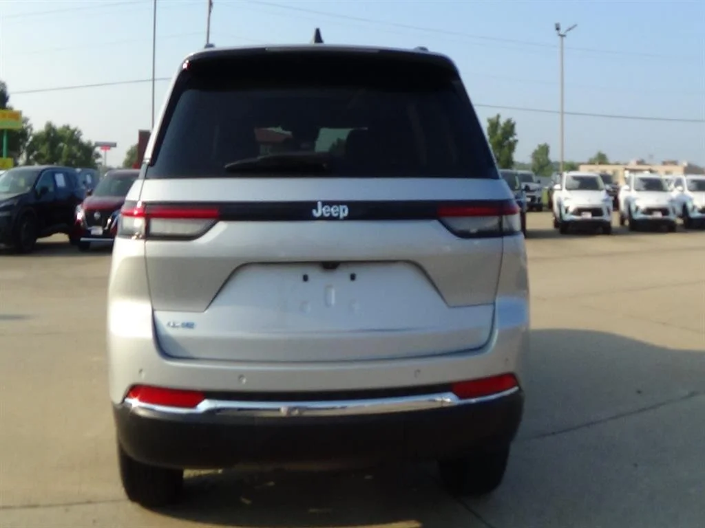 Used 2023 Silver Zynith Clear Coat (pse) Jeep 4xe image 7