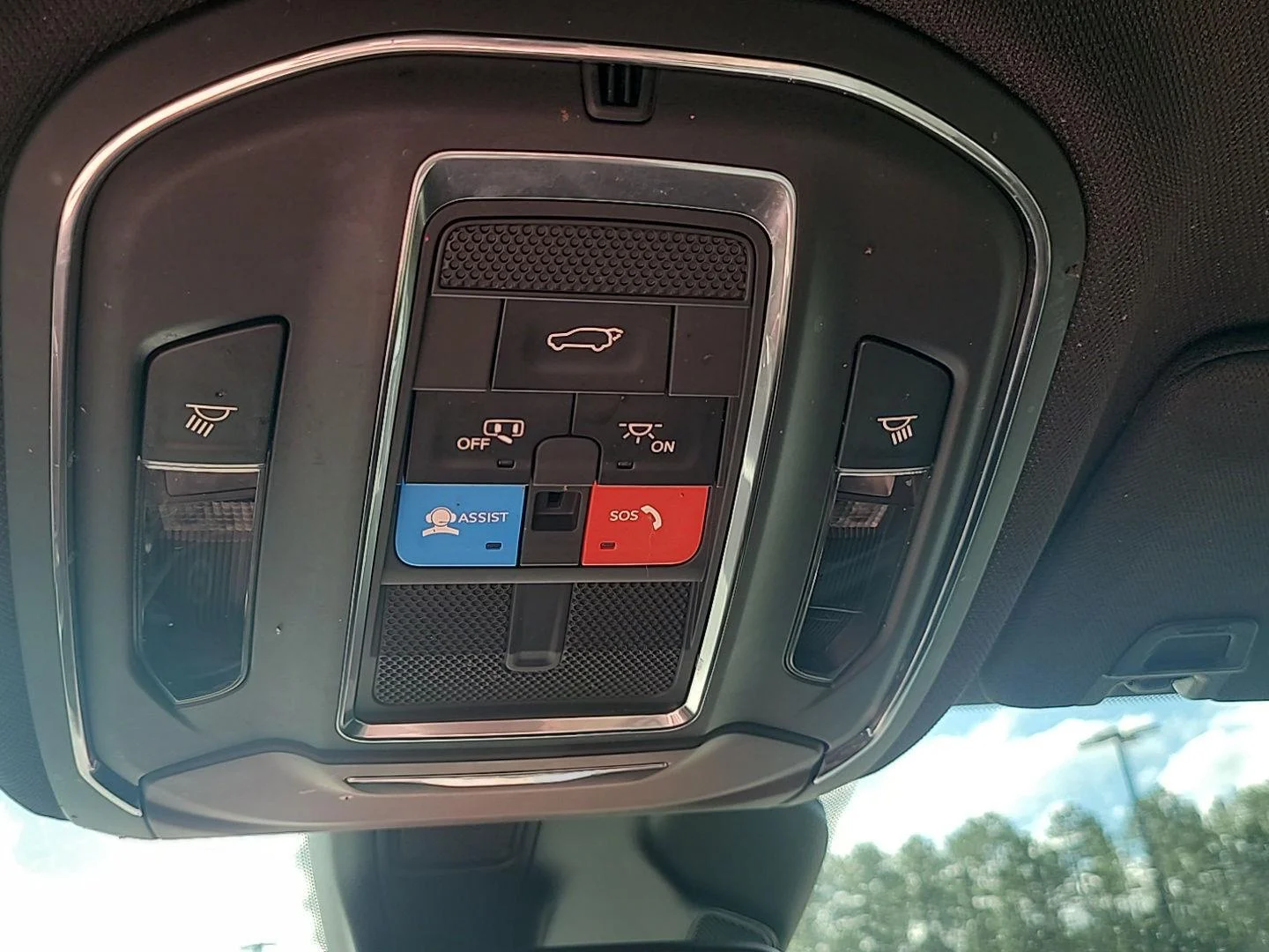 Used 2023 Silver Zynith Jeep Altitude image 6
