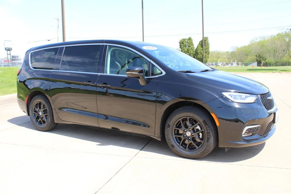 Used 2024 Black Chrysler Touring L image 3