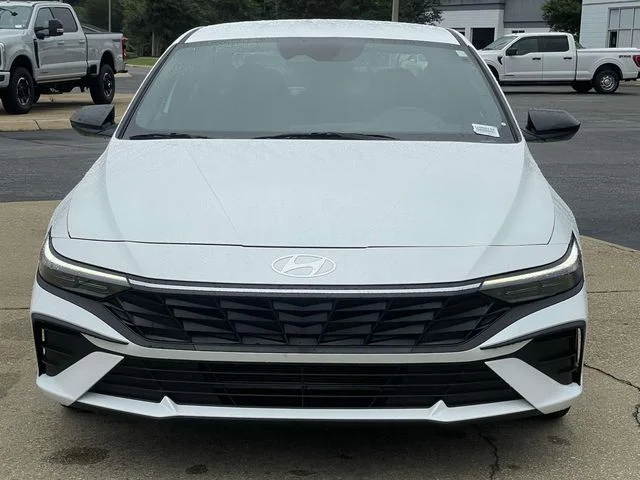 Used 2025 White Hyundai SEL Sport image 5