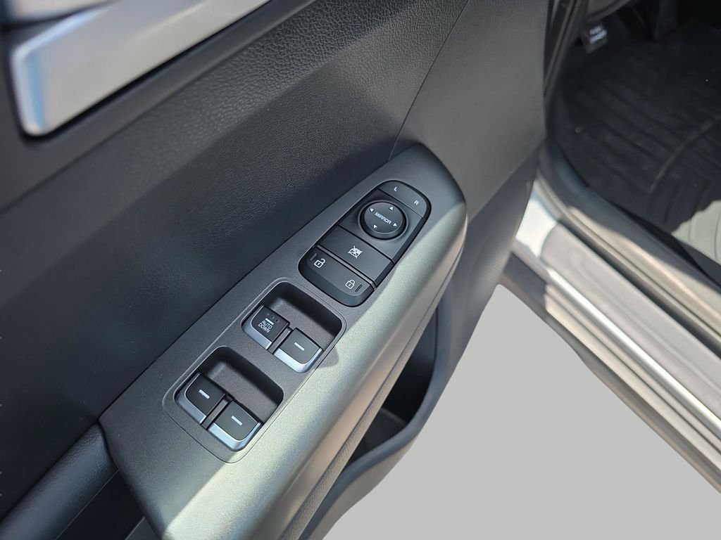 Used 2022 Sparkling Silver Kia LX image 18