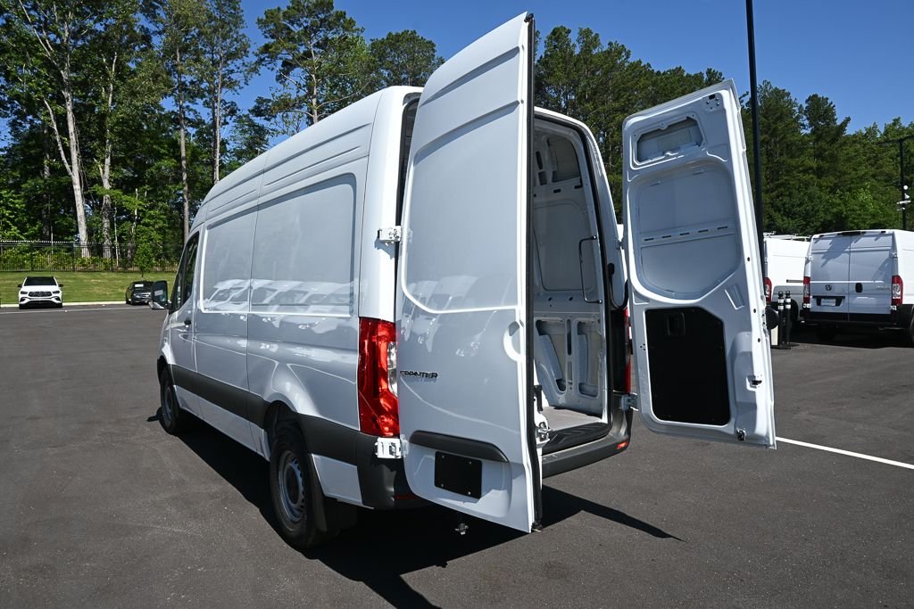 Used 2025 Arctic+White Mercedes-Benz Cargo 144 WB image 28