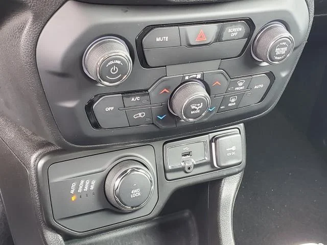 Used 2020 Alpine White Clearcoat Jeep Altitude image 17