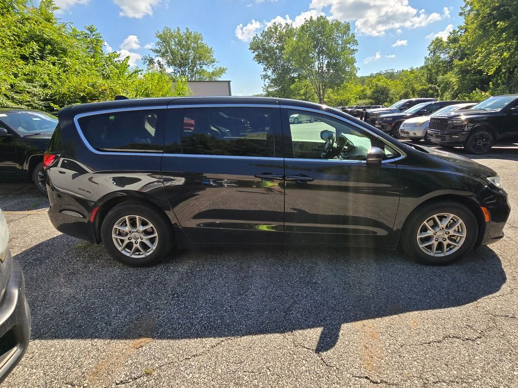 Used 2023 Black Chrysler Touring L image 9