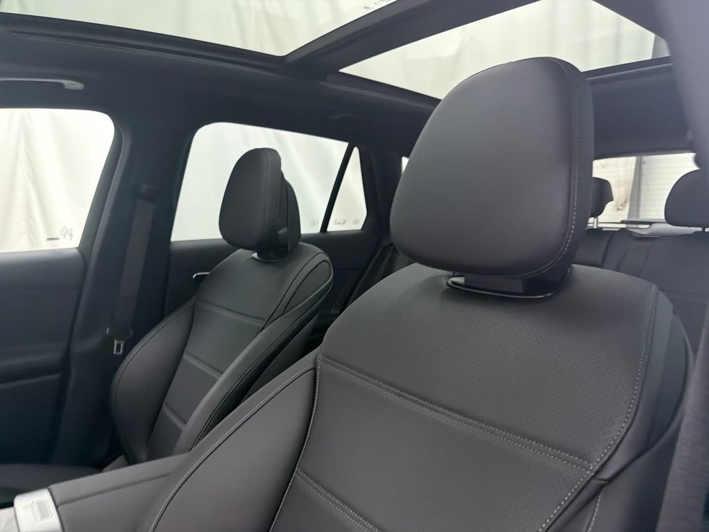 New 2027 Polar White Mercedes-Benz GLC 300 image 45
