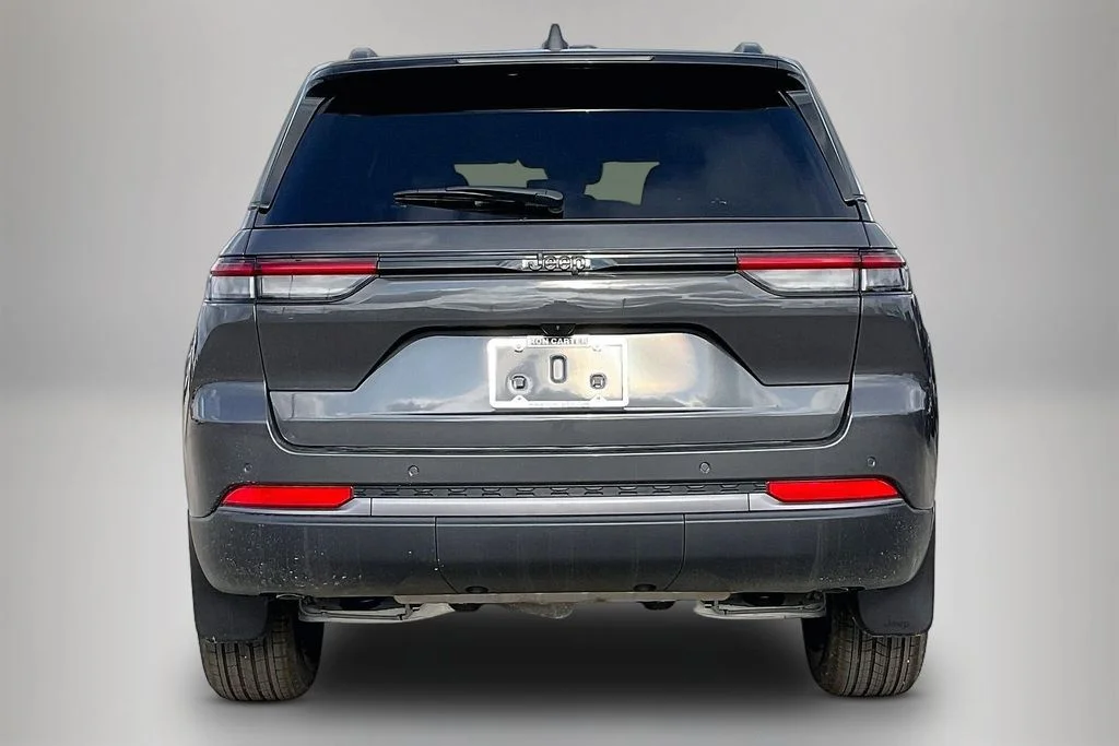 New 2026 Baltic Gray Metallic Clear-Coat Exterior Paint Jeep Altitude image 3