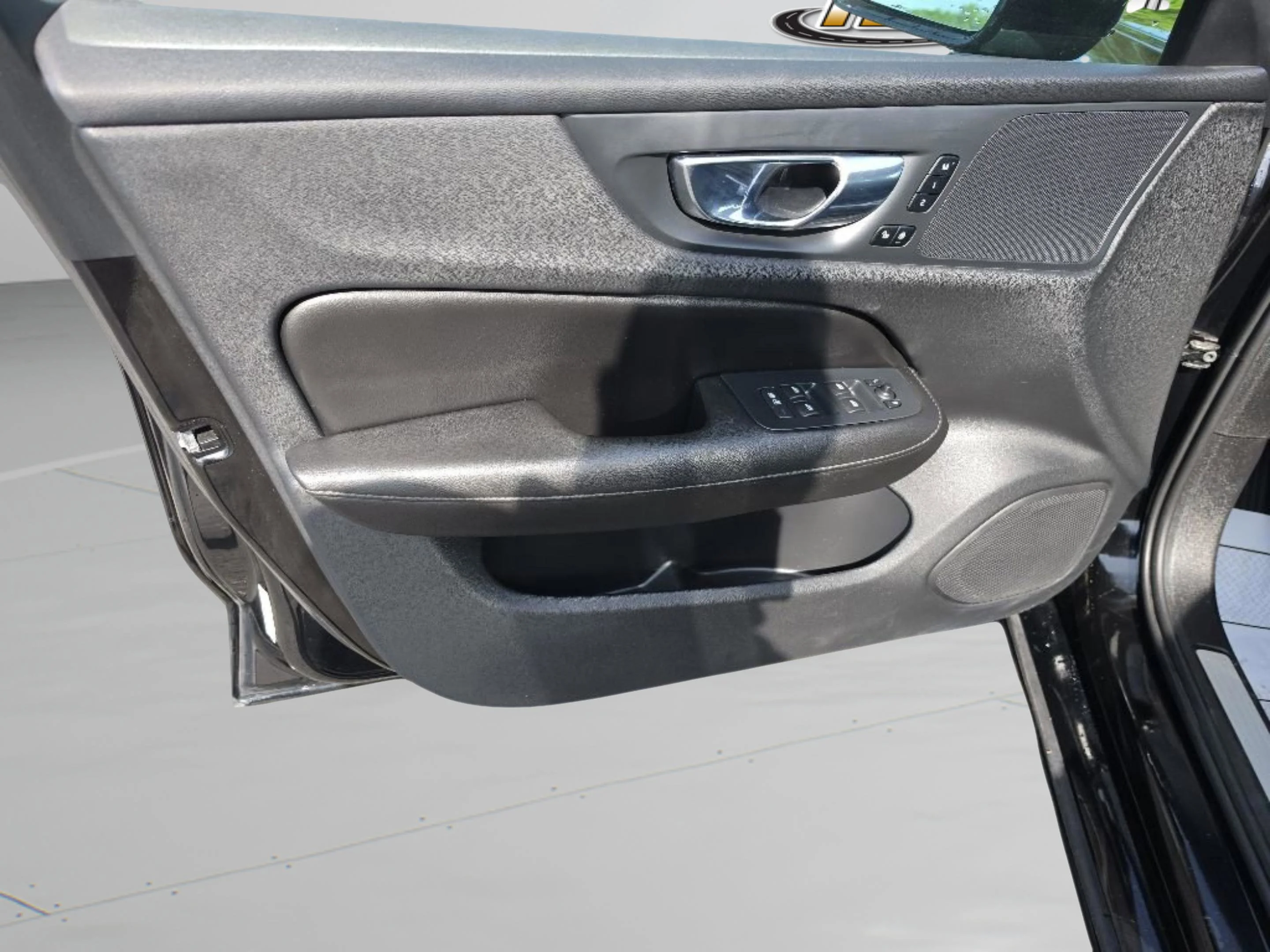 Used 2020 Black Volvo Momentum image 12