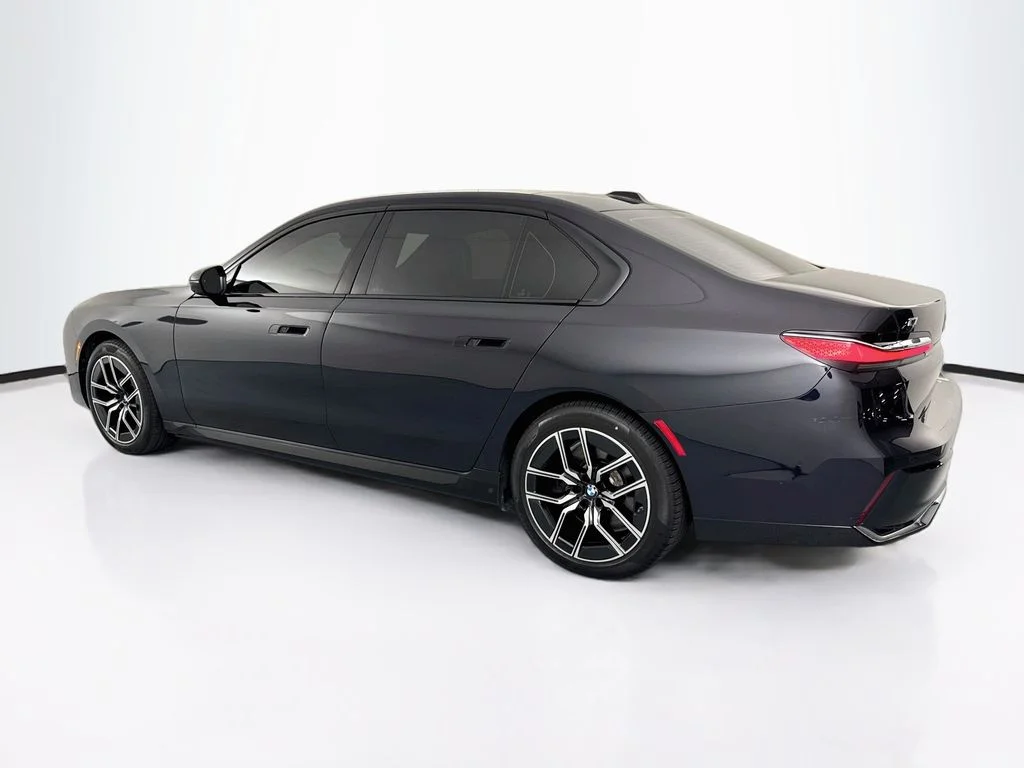 Used 2023 Black BMW xDrive60 image 7