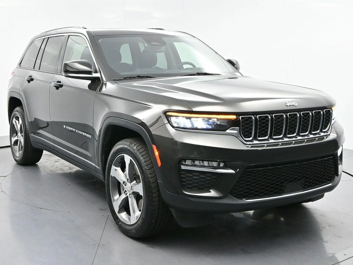Used 2023 Rocky Mountain Pearlcoat Jeep 4xe image 2