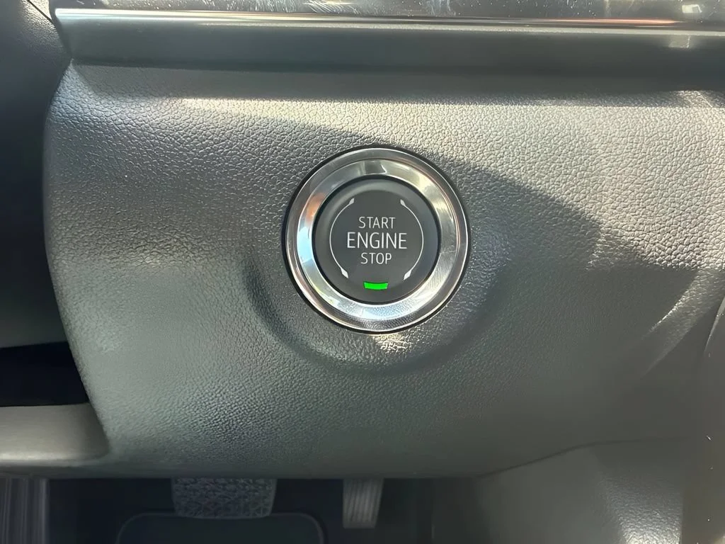New 2027 Summit White GMC Elevation image 24