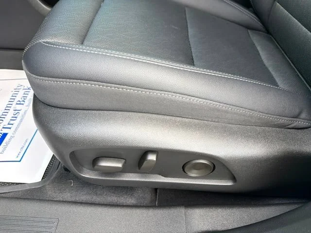 Used 2025 Summit White Chevrolet LT image 28