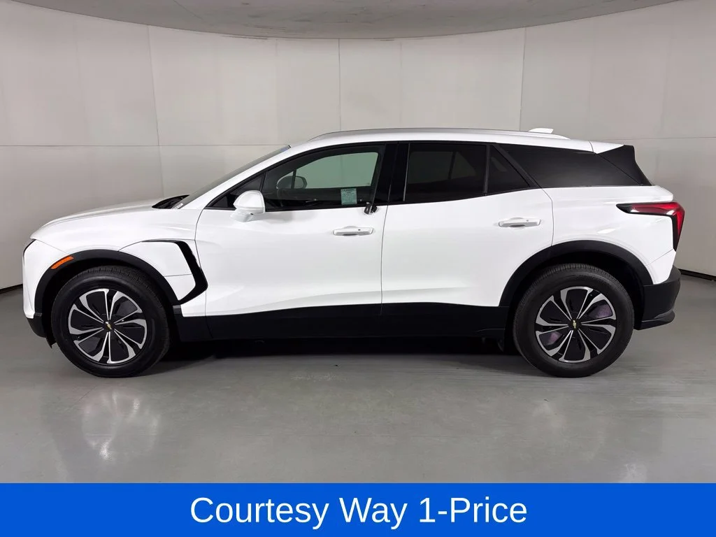 Used 2024 Summit White Chevrolet LT image 6