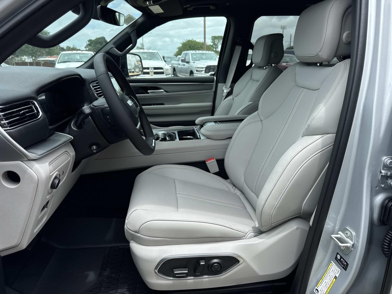New 2026 Silver-Zynith Exterior Paint Jeep  image 9