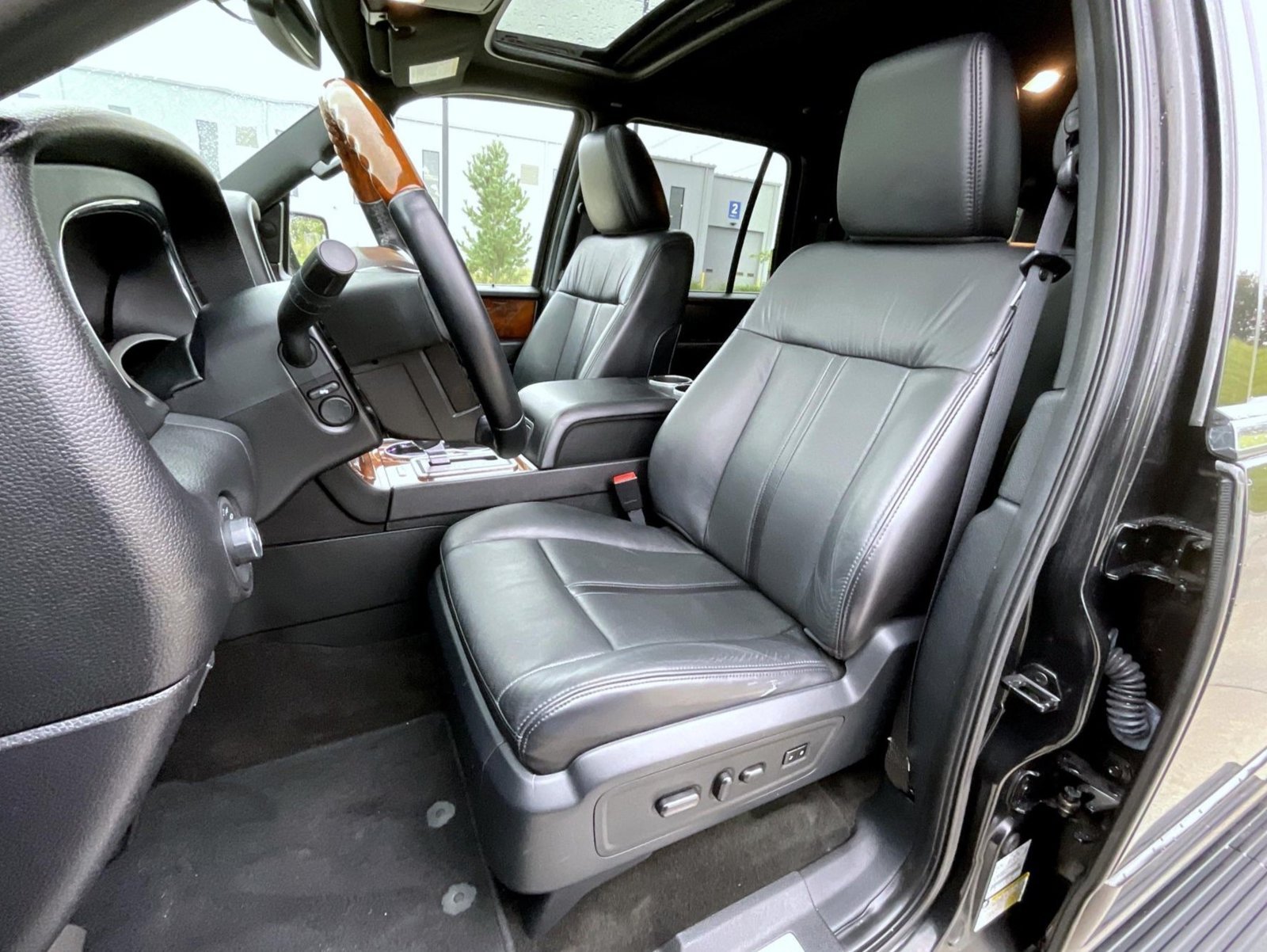 Used 2015 Black Lincoln Base image 10