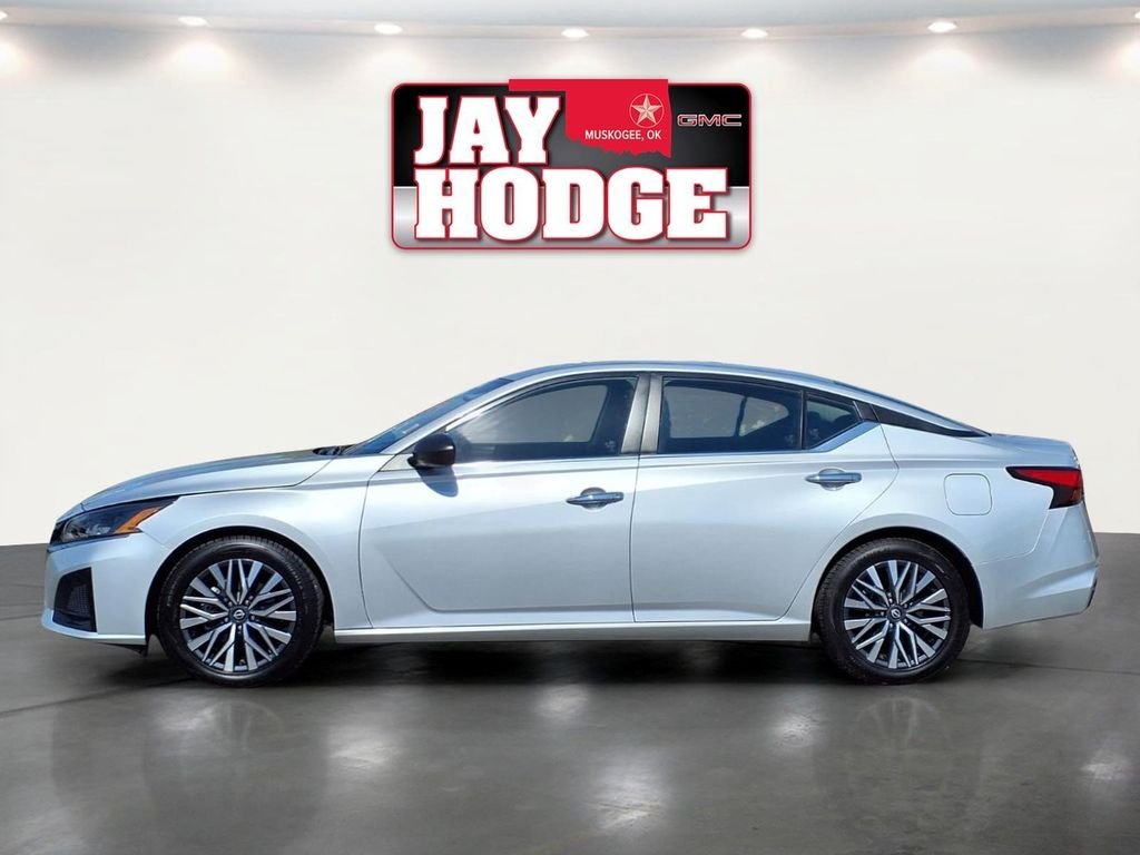 Used 2025 Silver Nissan 2.5 SV image 8