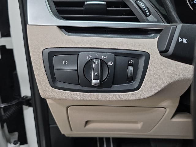 Used 2018 White BMW xDrive28i image 26